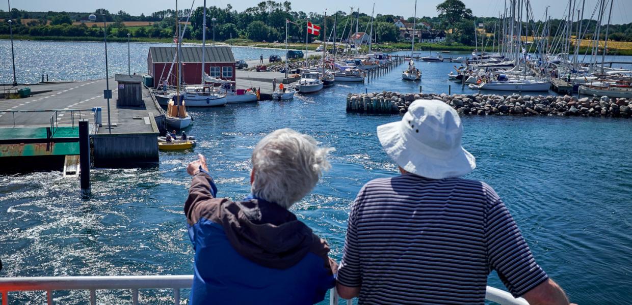 Turister ombord på Ø-færgen med vue til Lyø | Ø-hop i Det Sydfynske Øhav | VisitFaaborg