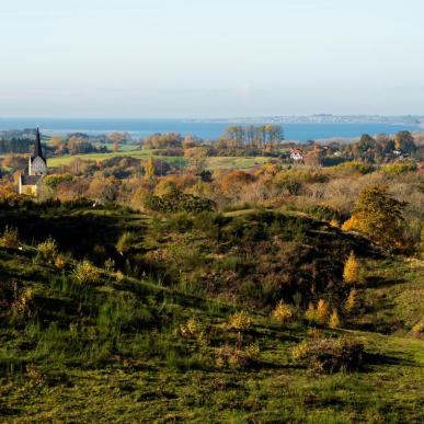 Svaninge Bakker om eftåret med udsigt til kirken og øhavet
