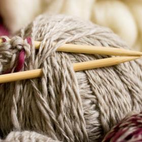 Strik og bål på Avernakø illustreret med garnnøgler