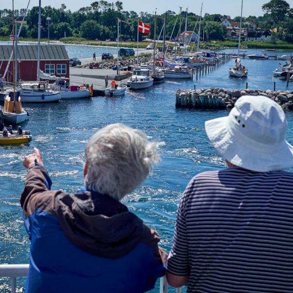 Turister ombord på Ø-færgen med vue til Lyø | Ø-hop i Det Sydfynske Øhav | VisitFaaborg