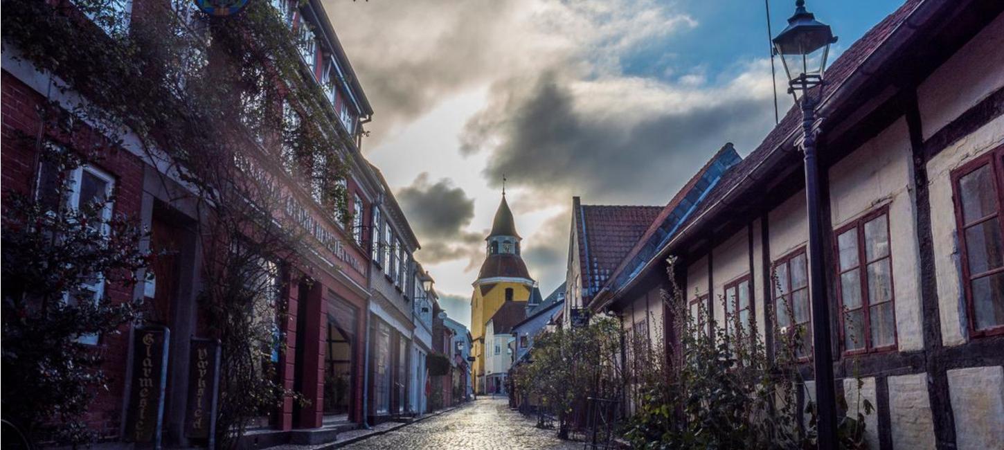 Bøjestræde med vue til Klokketårnet i Faaborg | Sydfyn | VisitFaaborg