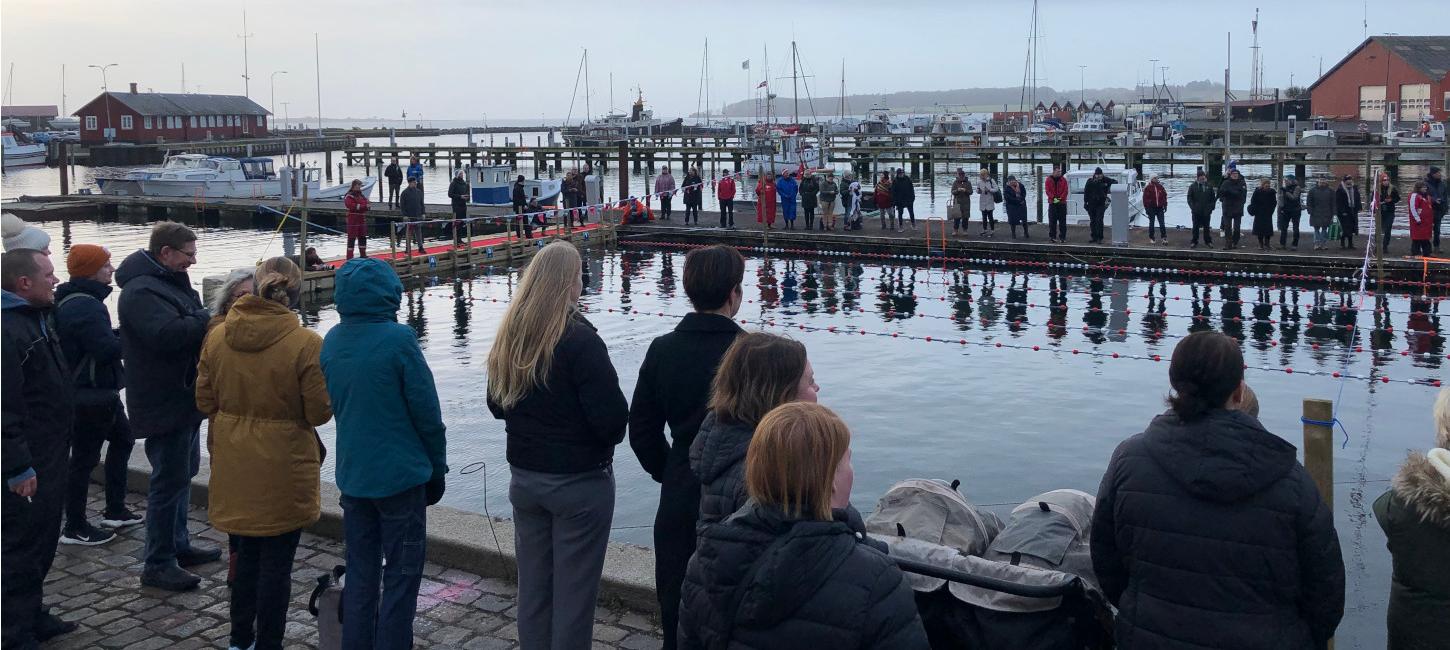 Tilskuere rundt om havnebassin ved DM i issvømning | VisitFaaborg