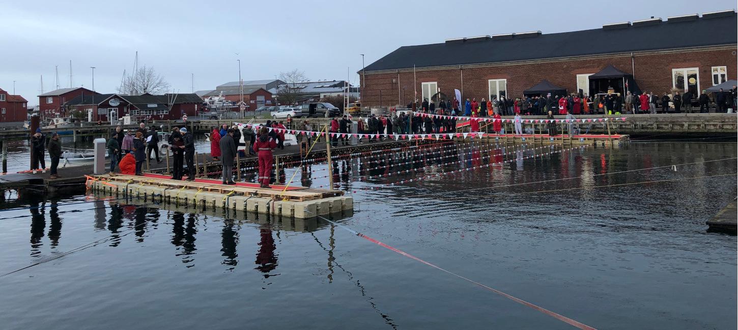 Deltagere og publikum ved DM i issvømning ved havnebassin | VisitFaaborg