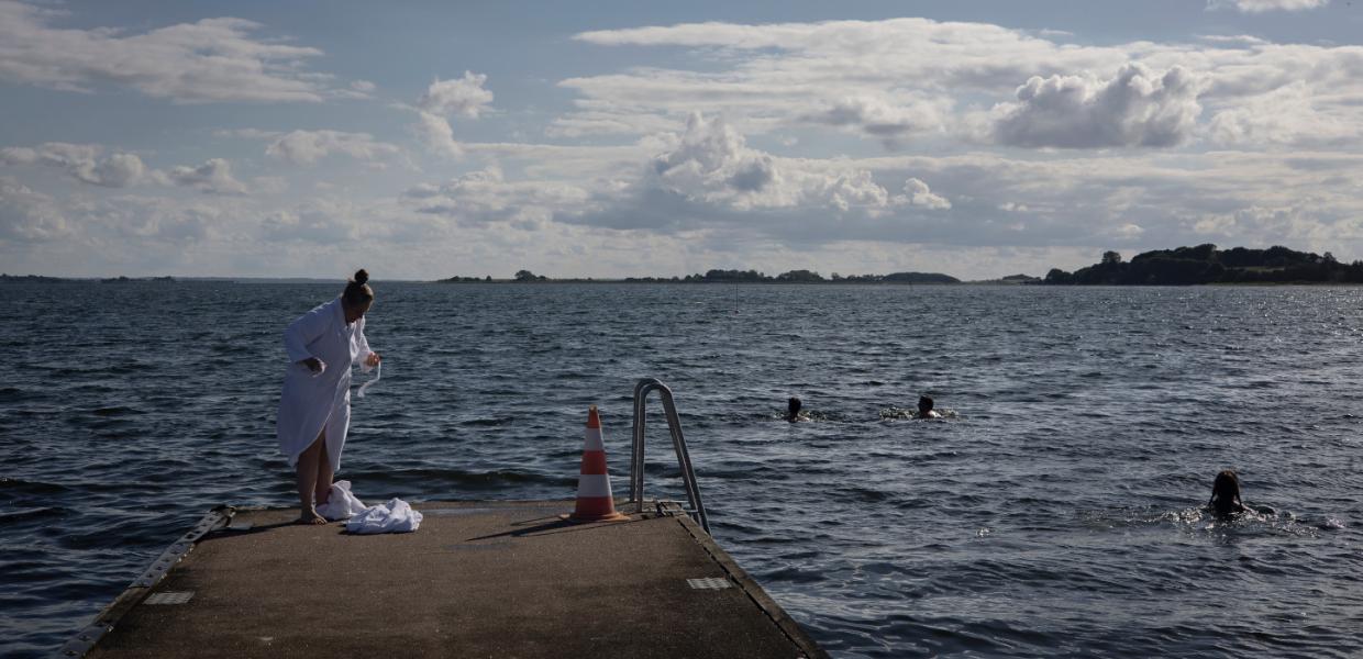 Gæst i badekåbe efter en dukkert ved Klinten Strand | Faaborg på Sydfyn | VisitFaaborg