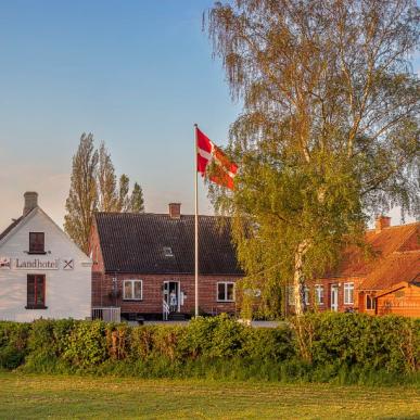 Avernakø Landhotel i sollys med Dannebrog | VisitFaaborg