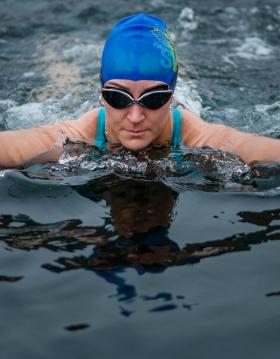 DM i issvømning deltager svømmer i Faaborg Havn