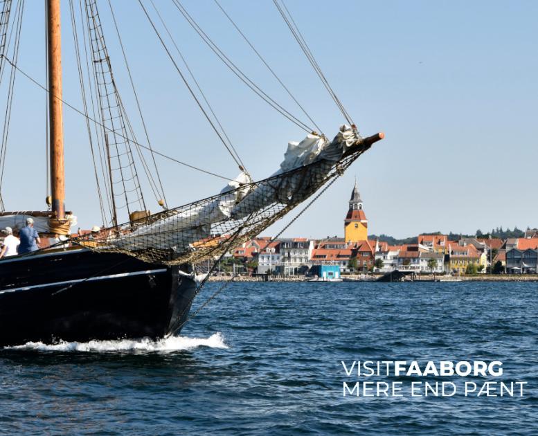 Logo med VisitFaaborg og mere end pænt på foto af Galeasen Haabet sejler fra Faaborg | VisitFaaborg