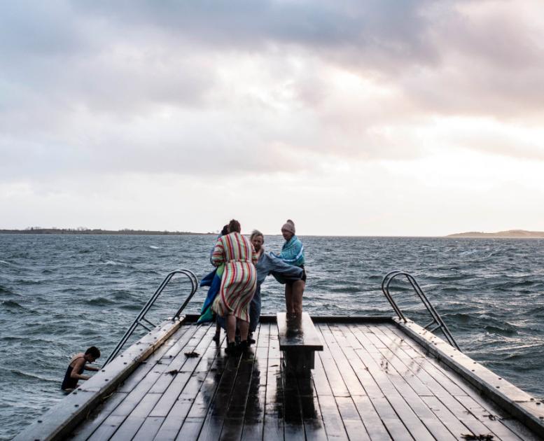 Vinterbadere bader fra badebro Det Sydfynske Øhav vinterbillede